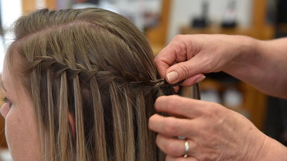 Jetzt die Haare auf der anderen Seite auch zu einem Wasserfall-Zopf flechten. Am Hinterkopf auf Höhe des anderen Zopfes zusammenbinden. Jetzt die Haare auf der anderen Seite auch zu einem Wasserfall-Zopf flechten. Am Hinterkopf auf Höhe des anderen Zopfes zusammenbinden.