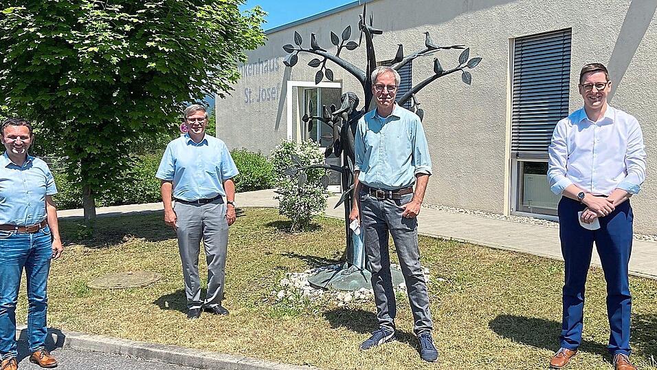 Sichtlich guter Dinge (v.l.): B&uuml;rgermeister Markus Hofmann, Klaus Fischer (Gesch&auml;ftsf&uuml;hrer der Sana Kliniken des Landkreises Cham), Orthop&auml;de Dr. Florian Zschacke und Fabian M&uuml;ller (Kaufm&auml;nnischer Direktor der Sana Kliniken des Landkreises Cham)