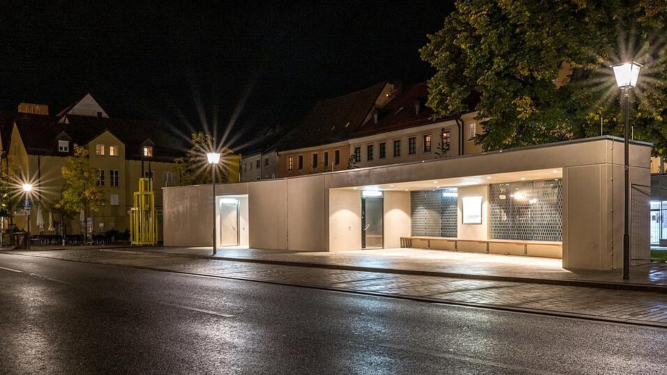 Die öffentliche WC-Anlage mit Wartebereich für Busfahrgäste am Regensburger Schwanenplatz wird in diesem Jahr im Schwarzbuch des Bundes der Steuerzahler kritisiert. (Archiv) Die öffentliche WC-Anlage mit Wartebereich für Busfahrgäste am Regensburger Schwanenplatz wird in diesem Jahr im Schwarzbuch des Bundes der Steuerzahler kritisiert. (Archiv)