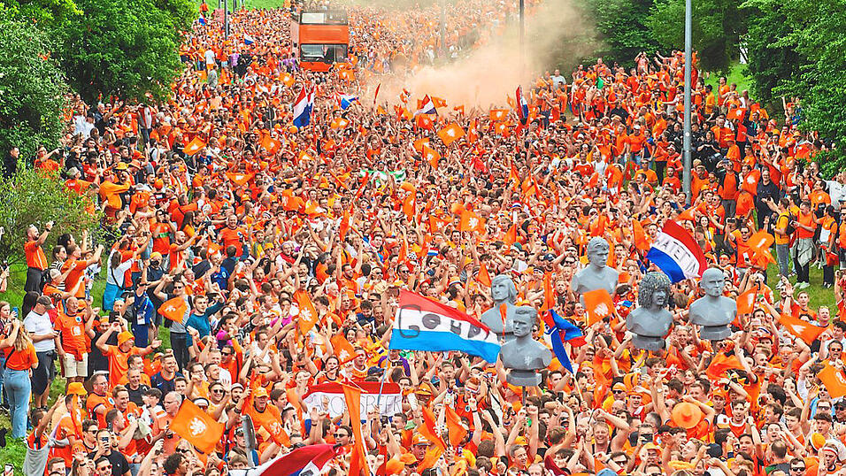 'Naar links - naar rechts': Hollands Fans beim Fanmarsch durch den Olympiapark.