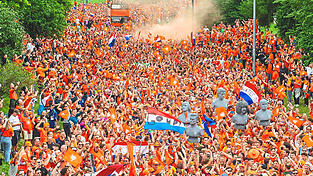 'Naar links - naar rechts': Hollands Fans beim Fanmarsch durch den Olympiapark.