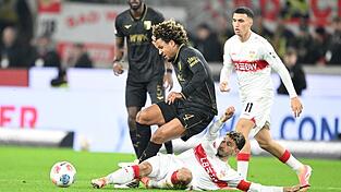 Stuttgart und Augsburg lieferten sich eine intensive Partie. Stuttgart und Augsburg lieferten sich eine intensive Partie.