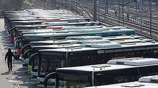 Erneut bleiben Busse und Bahnen wegen eines Warnstreiks auch in Ostbayern in den Depots. (Archivbild)