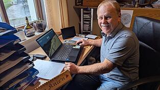 An seinem Schreibtisch &uuml;berlegt sich Hermann Fleischmann einige Stichpunkte oder informiert sich &uuml;ber Personen und Gegebenheiten. Doch die richtigen Gstanzl entstehen erst spontan, wenn die Atmosph&auml;re passt und er die Menschen zu Gesicht bekommt, die er dann aussingt.