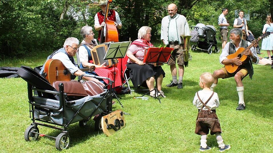 So sieht das typische drumherum aus: Überall in den Wiesen rund um den Kurpark finden Musikgruppen Platz für spontane Auftritte. Hier sind es die Kirchahöh-Musikanten aus Lindberg, die für ihren Auftritt bereit sind. So sieht das typische drumherum aus: Überall in den Wiesen rund um den Kurpark finden Musikgruppen Platz für spontane Auftritte. Hier sind es die Kirchahöh-Musikanten aus Lindberg, die für ihren Auftritt bereit sind.