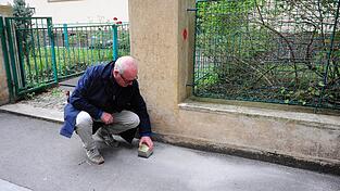 Gregory Tigrid hält den Stolperstein für seinen Vater Pavel Tigrid. In Prag erinnert vor dem Haus Kouřimská 5 ein neuer Stolperstein an den tschechischen Schriftsteller und Ex-Kulturminister Pavel Tigrid (1917-2003).