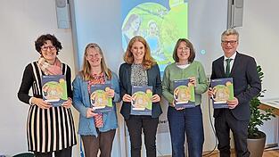 Vorfreude auf das neue Programm fürs Sommersemester der VHS bei Dr. Chiara Eberl (v. l.), Babette Leitgeb, VHS-Geschäftsstellenleiterin Franziska Ittameier, Angelika Gätzschmann und Landrat Bernd Sibler. Vorfreude auf das neue Programm fürs Sommersemester der VHS bei Dr. Chiara Eberl (v. l.), Babette Leitgeb, VHS-Geschäftsstellenleiterin Franziska Ittameier, Angelika Gätzschmann und Landrat Bernd Sibler.