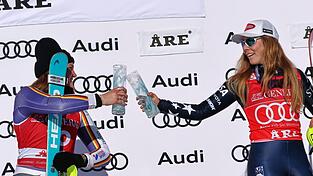 Wer gratuliert wem beim Weltcup-Finale? Emma Aicher (links) und Mikaela Shiffrin stehen vor einem gro&szlig;en Showdown. (Archivbild)