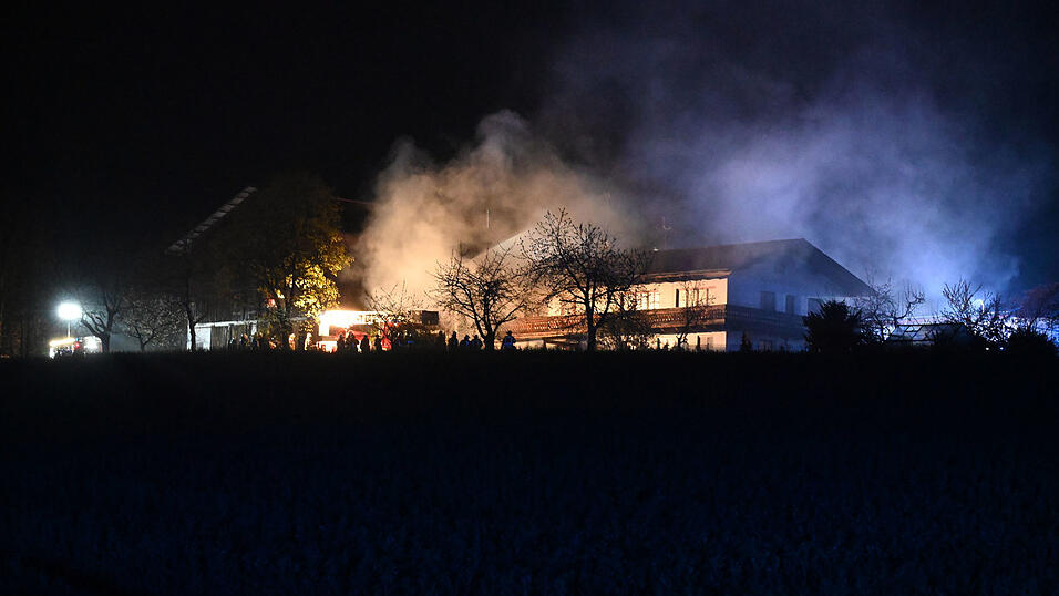 Die Nachlöscharbeiten und Brandwache der Polizei zogen sich noch bis vier Uhr hin. Die Nachlöscharbeiten und Brandwache der Polizei zogen sich noch bis vier Uhr hin.