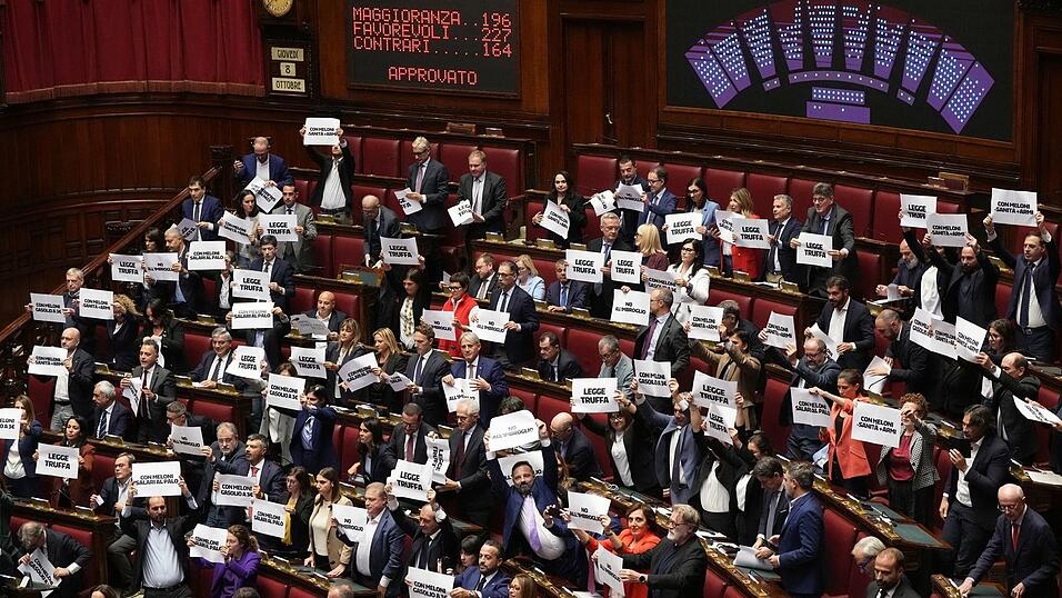 Die linke Opposition kritisiert das Vorhaben und nennt die Reform 'Betrugsgesetz'. Die linke Opposition kritisiert das Vorhaben und nennt die Reform 'Betrugsgesetz'.