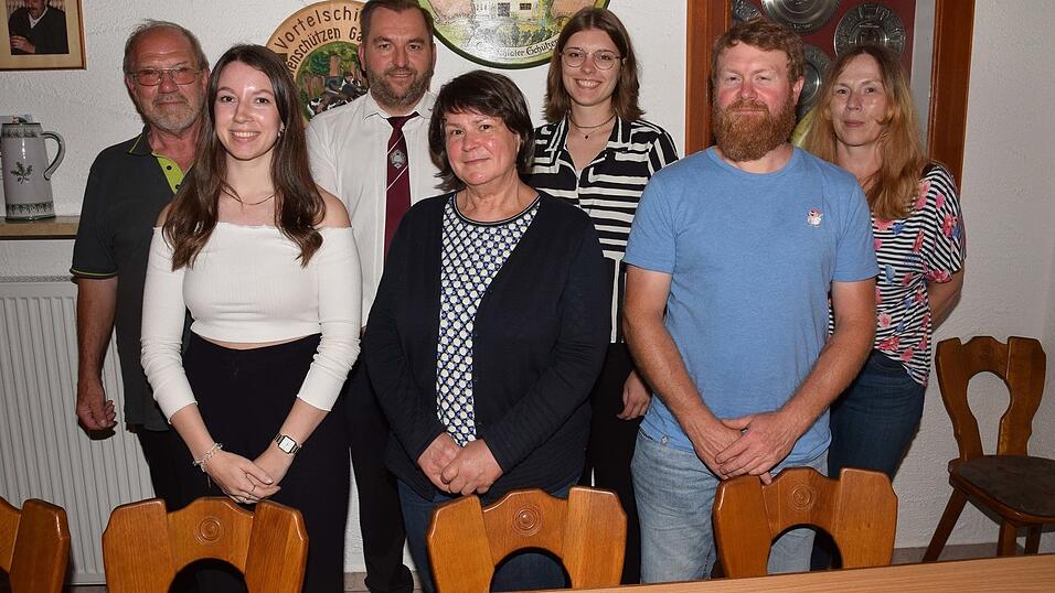 Die neue Vorstandschaft der Erlbachtaler Schützen Niedererlbach (v.l.): Herbert Lochinger, Anna Kammhuber, Martin Eder, Jutta Fischer, Daniela Schrafstetter, Matthias Gebhardt und Cornelia Paukner-Diehl. Die neue Vorstandschaft der Erlbachtaler Schützen Niedererlbach (v.l.): Herbert Lochinger, Anna Kammhuber, Martin Eder, Jutta Fischer, Daniela Schrafstetter, Matthias Gebhardt und Cornelia Paukner-Diehl.