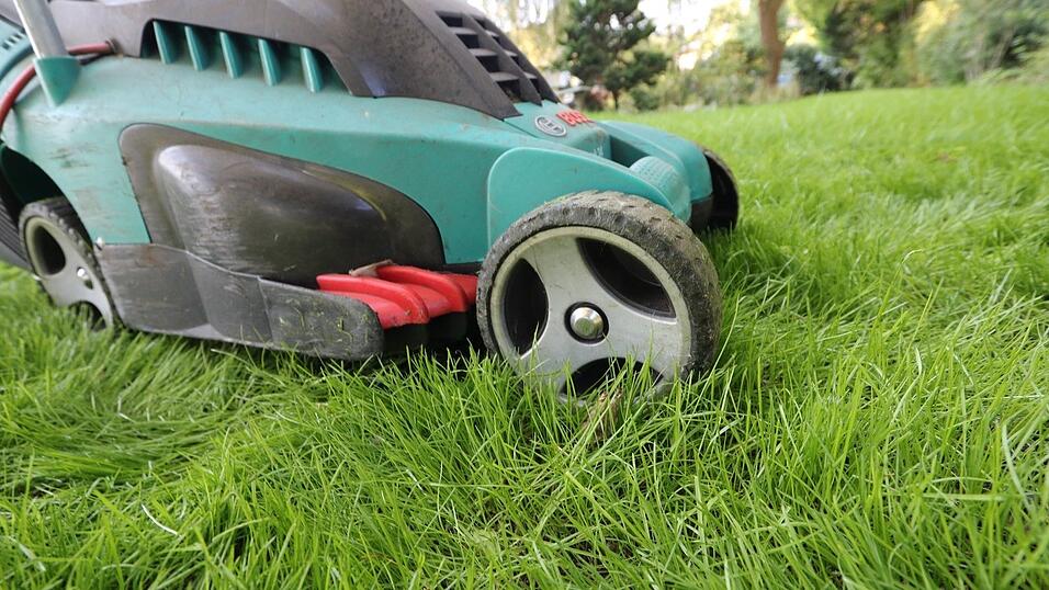 Praktisches Gartengerät und Hassobjekt zugleich: der Rasenmäher. Wann der eigene Rasen gestutzt werden darf, legt die städtische Hauslärmverordnung fest.