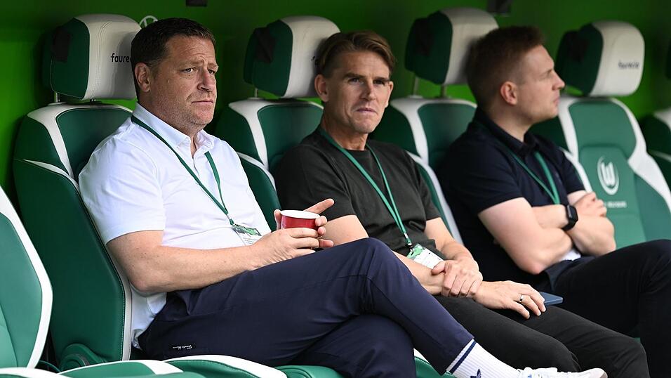 In Wolfsburg im Gespräch: Bayern-Sportchef Christoph Freund (M.) (Archivbild) In Wolfsburg im Gespräch: Bayern-Sportchef Christoph Freund (M.) (Archivbild)