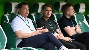 In Wolfsburg im Gespräch: Bayern-Sportchef Christoph Freund (M.) (Archivbild) In Wolfsburg im Gespräch: Bayern-Sportchef Christoph Freund (M.) (Archivbild)