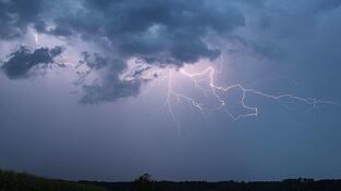 Bereits am Nachmittag sind in manchen Regionen Gewitter m&ouml;glich. (Symbolbild)