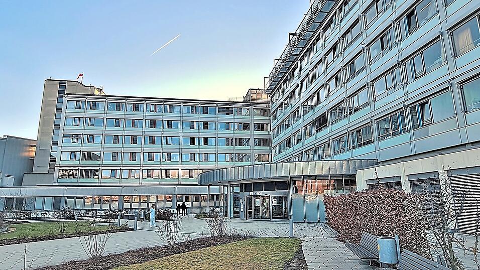 Weil die Behandlungszahlen trotz steigender Inzidenzen aktuell relativ niedrig sind, dürfen Patienten im Klinikum wieder Besuch empfangen. Weil die Behandlungszahlen trotz steigender Inzidenzen aktuell relativ niedrig sind, dürfen Patienten im Klinikum wieder Besuch empfangen.