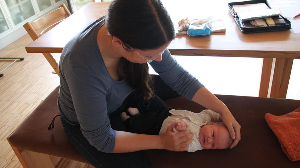 Melanie kontrolliert beim Hausbesuch, ob sich Sofie gut entwickelt.