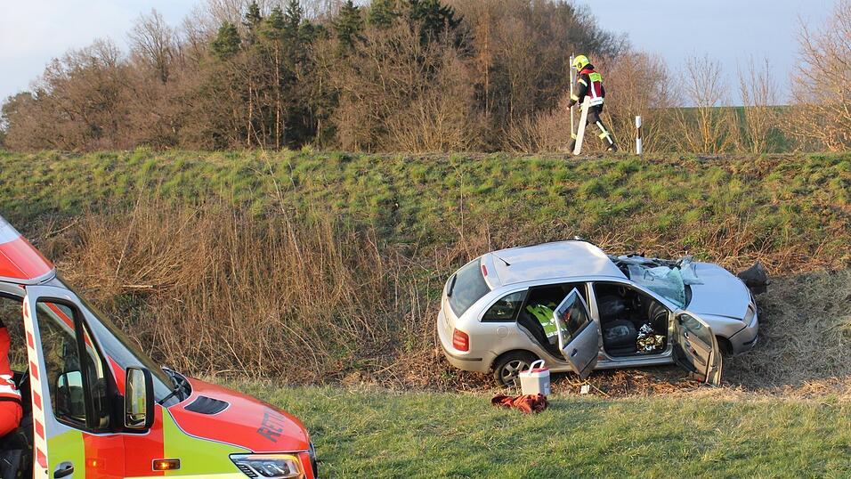 Der silbergraue PKW st&uuml;rzte nach dem Aufprall auf den Kleinlastwagen eine steile B&ouml;schung hinunter.