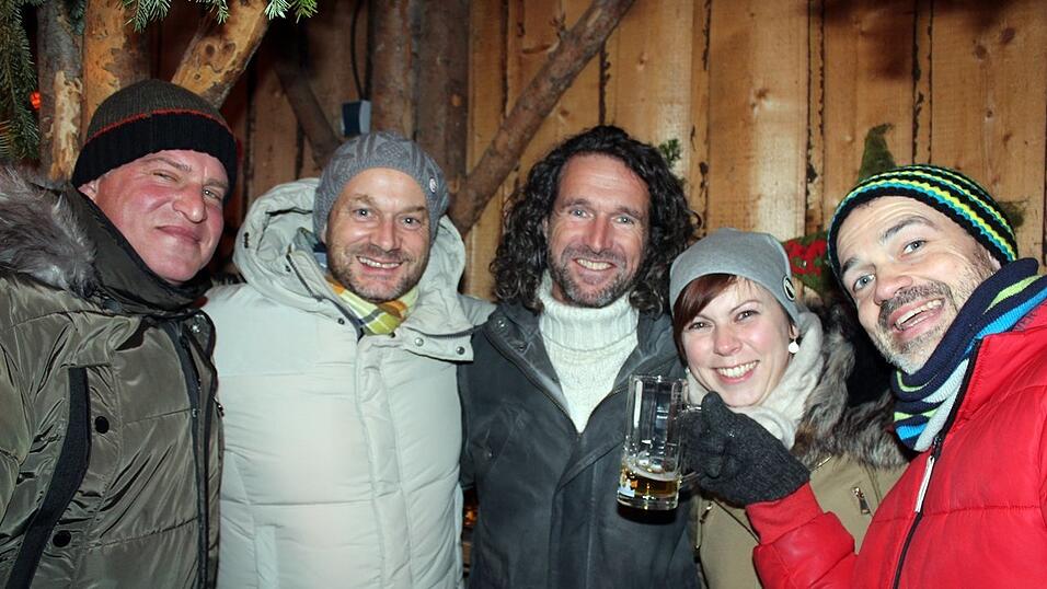 Auch am Samstag, 15. Dezember, strömten wieder etliche Besucher aus Landshut und Umgebung zur Weihnachtspyramide am Alten Viehmarkt. Auch am Samstag, 15. Dezember, strömten wieder etliche Besucher aus Landshut und Umgebung zur Weihnachtspyramide am Alten Viehmarkt.