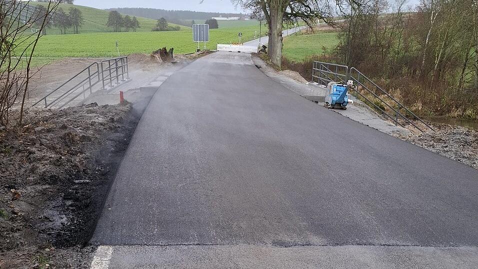Mittlerweile ist der Asphalt aufgebracht worden, kommende Woche sollen die Restarbeiten abgeschlossen werden.