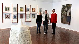 Christine Reiter und Jasmin Schmidt (von links) stellen erstmals gemeinsam aus. Zusammengebracht hat sie Galerieleiterin Anjalie Chaubal (rechts). Christine Reiter und Jasmin Schmidt (von links) stellen erstmals gemeinsam aus. Zusammengebracht hat sie Galerieleiterin Anjalie Chaubal (rechts).