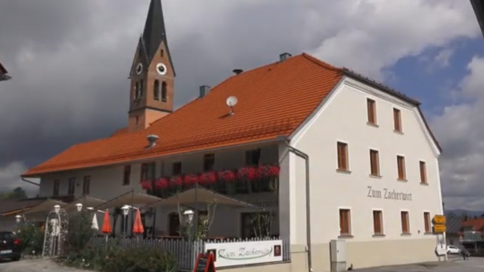 Das Traditionswirtshaus &bdquo;Zum Zacherwirt&ldquo; ist mitten im Dorf und nun seit zehn Jahren in den H&auml;nden von Alois und Martin Riesinger.
