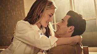 Sarah Pidgeon als Carolyn Bessette Kennedy, Paul Kelly als John F. Kennedy Jr.: Die Serie &laquo;Love Story: John F. Kennedy Jr. & Carolyn Bessette&raquo; wurde zwischen dem 13.02. und 27.03. bei Disney+ ver&ouml;ffentlicht.