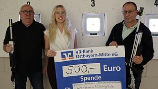 Nina Schosser, Filialleiterin des Beratungszentrums der Volksbank-Raiffeisenbank in Wörth, brachte Hans Höfl von der Zimmerbüchsen-Schützengesellschaft 1864 (links) und Josef Weinzierl der Fürstbischöflich Privilegierten Feuerschützengilde einen Spendenscheck mit. Sie sprachen darüber, wie Vereine neue und besonders junge Mitglieder anziehen, damit sie fortbestehen. Nina Schosser, Filialleiterin des Beratungszentrums der Volksbank-Raiffeisenbank in Wörth, brachte Hans Höfl von der Zimmerbüchsen-Schützengesellschaft 1864 (links) und Josef Weinzierl der Fürstbischöflich Privilegierten Feuerschützengilde einen Spendenscheck mit. Sie sprachen darüber, wie Vereine neue und besonders junge Mitglieder anziehen, damit sie fortbestehen.