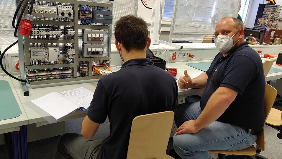 Das Ausbildungsteam von SPIE SAG freut sich auf die künftigen Abschlussprüfungen. Das Ausbildungsteam von SPIE SAG freut sich auf die künftigen Abschlussprüfungen.