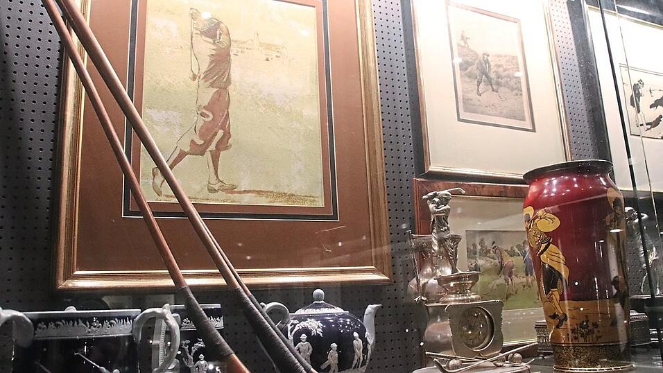 Golfsport überall: auf Vasen, Teekannen, Tassen und Kerzenhaltern, Gemälden, Fotografien und Werbeplakaten. Golfsport überall: auf Vasen, Teekannen, Tassen und Kerzenhaltern, Gemälden, Fotografien und Werbeplakaten.