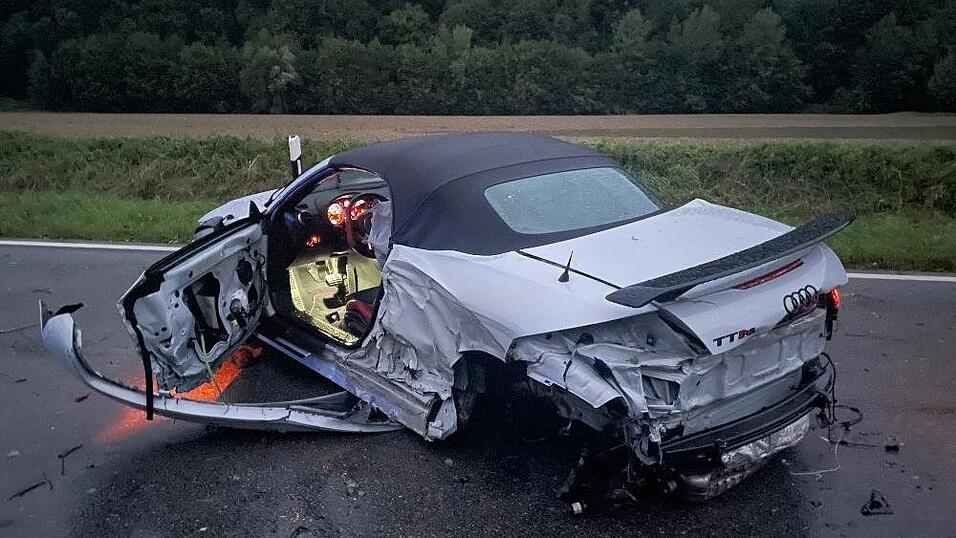 Der Verkehrsunfall mit einer Toten bei Obernzell (Kreis Passau) ereignete sich am Samstagabend. Der Verkehrsunfall mit einer Toten bei Obernzell (Kreis Passau) ereignete sich am Samstagabend.
