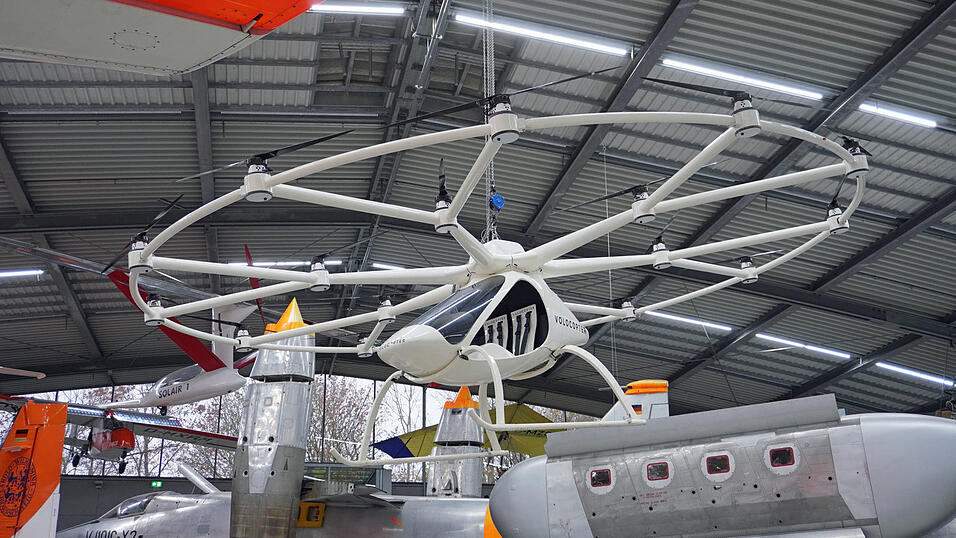 Das Flugtaxi VC200 ist der weltweit erste elektronische Senkrechtstarter, der bemannt geflogen ist. Bis jetzt aber auch der einzige. Denn für kommerzielle Nutzung muss zuerst einmal Geld hineingesteckt werden. Das Flugtaxi VC200 ist der weltweit erste elektronische Senkrechtstarter, der bemannt geflogen ist. Bis jetzt aber auch der einzige. Denn für kommerzielle Nutzung muss zuerst einmal Geld hineingesteckt werden.