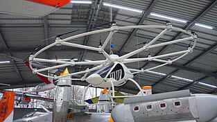 Das Flugtaxi VC200 ist der weltweit erste elektronische Senkrechtstarter, der bemannt geflogen ist. Bis jetzt aber auch der einzige. Denn für kommerzielle Nutzung muss zuerst einmal Geld hineingesteckt werden.