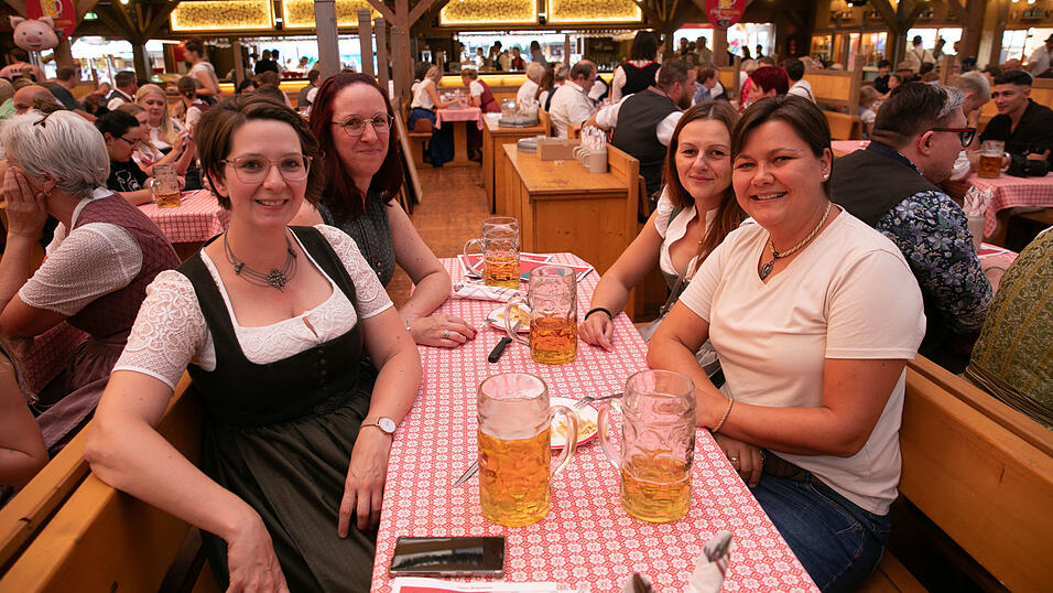 Die Partybilder vom Sonntag, 10. August, aus dem Festzelt Krönner. Die Partybilder vom Sonntag, 10. August, aus dem Festzelt Krönner.