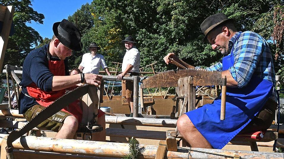 Die Seiler beobachten die „Sofeiler“ bei ihrer Arbeit. Die Seiler beobachten die „Sofeiler“ bei ihrer Arbeit.