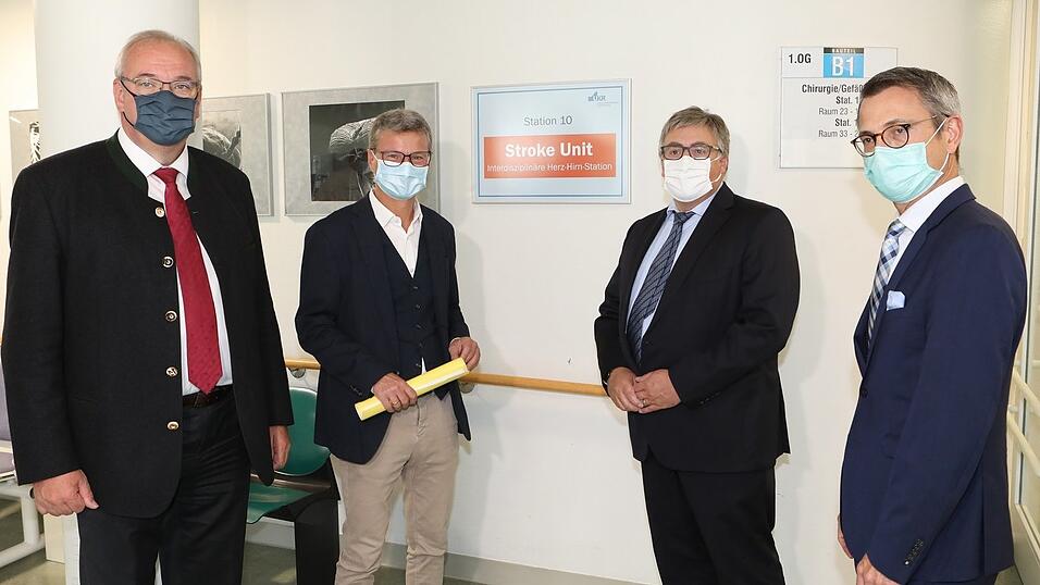Sibler und L&ouml;ffler sahen sich auf der neuen Station um und lie&szlig;en sich von den Medizinern die Funktionsweise erkl&auml;ren.