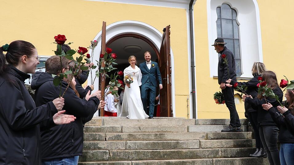 Nach ihrer kirchlichen Eheschließung wurden Lena Höcherl und Tim Dopichay vom Spalier der Blaibacher Laienspieler überrascht. Nach ihrer kirchlichen Eheschließung wurden Lena Höcherl und Tim Dopichay vom Spalier der Blaibacher Laienspieler überrascht.