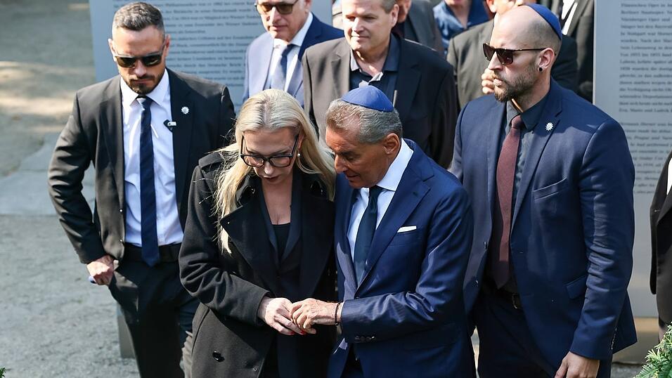 Wagner und Friedman halten sich an den Händen. Wagner und Friedman halten sich an den Händen.