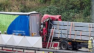 Bei einem Unfall auf der A3 bei Passau ist am Donnerstag ein Lastwagenfahrer ums Leben gekommen. Bei einem Unfall auf der A3 bei Passau ist am Donnerstag ein Lastwagenfahrer ums Leben gekommen.