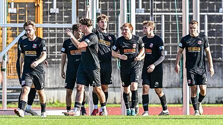 Die SpVgg Hankofen bejubelt den Führungstreffer beim FC Augsburg, erzielt durch Andreas Wagner, der hier die Faust ballt (Vierter von links). Da die Fuggerstädter kurz vor Schluss allerdings noch ausgleichen, verpassen die Dorfbuam den ersten Auswärtssieg der Saison dennoch.