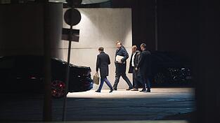 Nach fast sechs Stunden haben die Spitzen von Union und SPD ihre Beratungen beendet. Nach fast sechs Stunden haben die Spitzen von Union und SPD ihre Beratungen beendet.