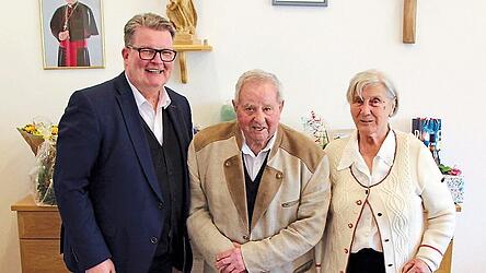 Das Ehepaar R&ouml;ckl freute sich &uuml;ber den Besuch von B&uuml;rgermeister Dieter Neubauer.