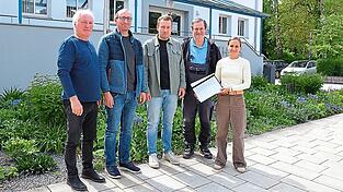 Die Vertreter der B&uuml;rgerinitiative (v.l.) Lampert Steiner und Markus Steiner sowie (v.r.) Annette Hermann und Simon Baumgartner &uuml;bergaben die Unterschiften an K&auml;mmerer Christian Sedlmaier (3.v.l.).
