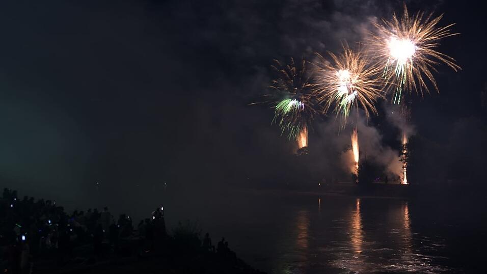 Mit einem bunten Feuerwerk wird die Lampionfahrt 2022 gefeiert.