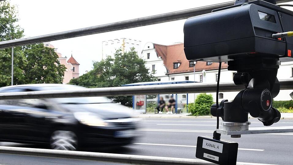 16 der 21 Leivtec-Anlagen fielen im Jahr 2021 für den Zweckverband Kommunale Verkehrssicherheit Oberpfalz wegen möglicher Messungenauigkeiten zur Verkehrsüberwachung weg. 16 der 21 Leivtec-Anlagen fielen im Jahr 2021 für den Zweckverband Kommunale Verkehrssicherheit Oberpfalz wegen möglicher Messungenauigkeiten zur Verkehrsüberwachung weg.