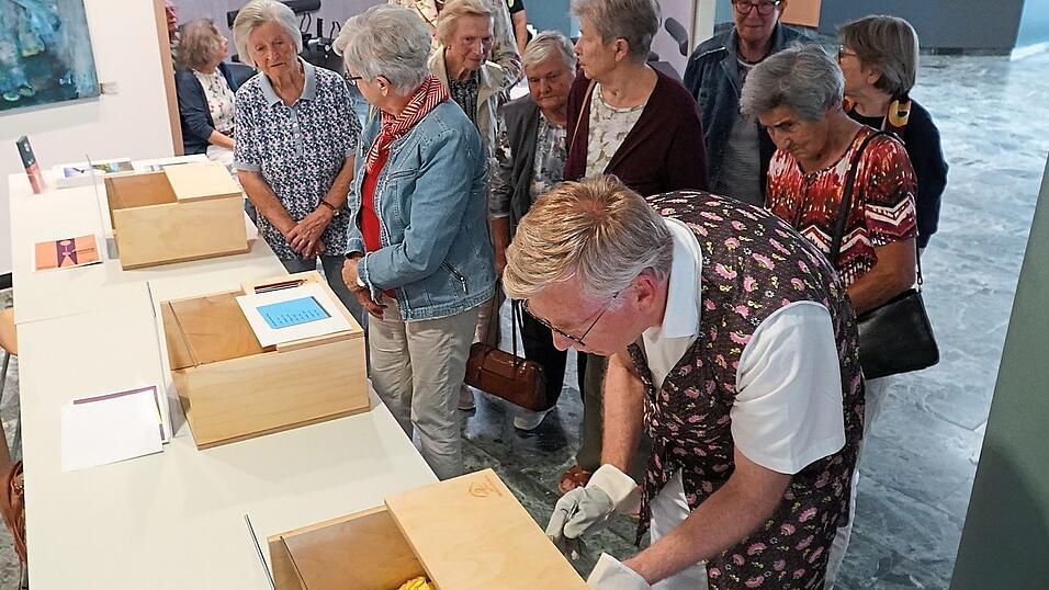 Dr. Peter Kolbinger (vorne) führte die einzelnen Stationen des Demenzparcours vor. Dr. Peter Kolbinger (vorne) führte die einzelnen Stationen des Demenzparcours vor.