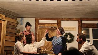 Die Magd Mirzl wird vom Poeten Siegfried Schreiberling umgarnt - dem Knecht Loisl gef&auml;llt das gar nicht.