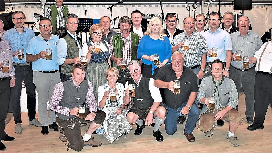 Viele Vertreter aus der Politik besuchten am Freitag das Bernrieder Dorffest, darunter auch die weithin bekannte Kollnburger Bürgermeisterin Josefa Schmid (M.) und (rechts neben ihr) Deggendorfs dritter Bürgermeister Hermann Wellner. Viele Vertreter aus der Politik besuchten am Freitag das Bernrieder Dorffest, darunter auch die weithin bekannte Kollnburger Bürgermeisterin Josefa Schmid (M.) und (rechts neben ihr) Deggendorfs dritter Bürgermeister Hermann Wellner.