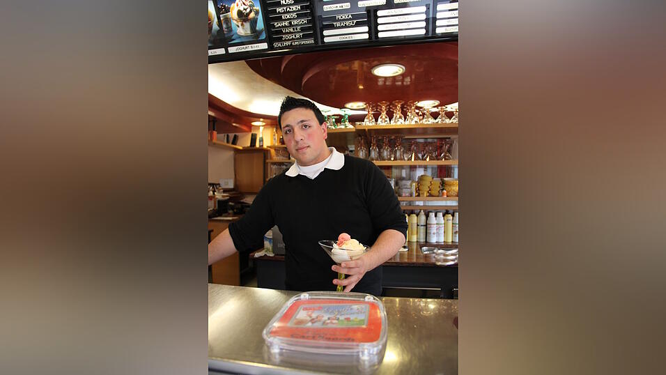 Freistunde durfte in das Eislabor der Familie Santoro. Was genau alles Angelo in die verschiedenen Eissorten hineinmischt, bleibt ein Geheimnis. Am Ende schmecken sie aber alle super. Freistunde durfte in das Eislabor der Familie Santoro. Was genau alles Angelo in die verschiedenen Eissorten hineinmischt, bleibt ein Geheimnis. Am Ende schmecken sie aber alle super.