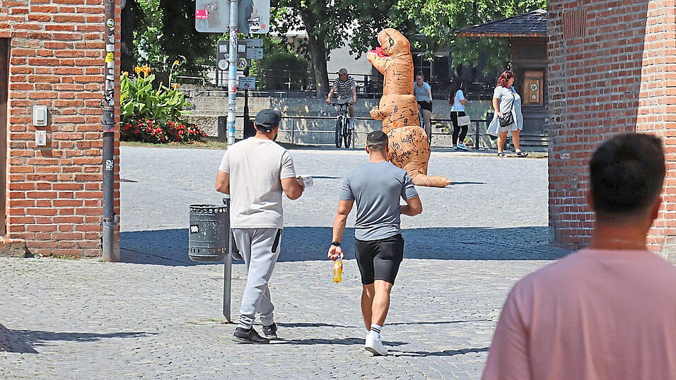 Ein zwei Meter gro&szlig;er Dino mit Wasserpistole sorgte unter anderem am L&auml;ndtor f&uuml;r l&auml;chelnde Passanten - und nasse Klamotten.&nbsp;